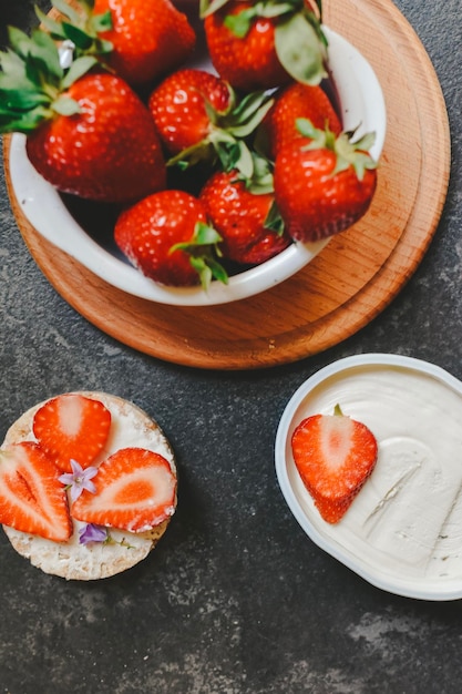 Frühstück mit Erdbeeren