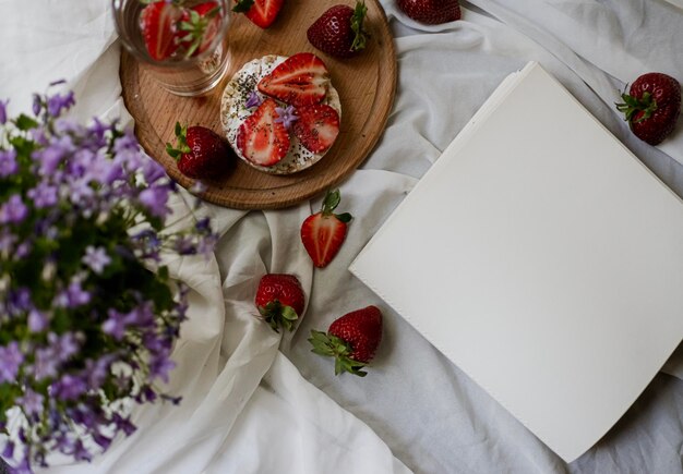 Frühstück mit Erdbeeren