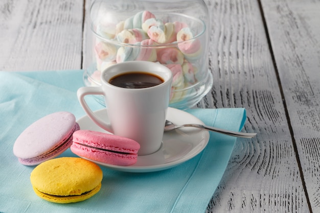 Frühstück mit französischen bunten Macarons