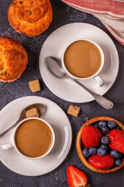 Frühstück mit frischem Muffin und Kaffee