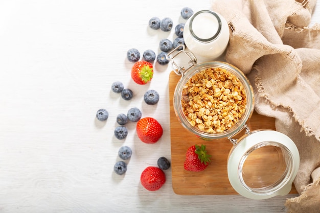 Frühstück mit frischen Beeren des Granola und einer Flasche Milch