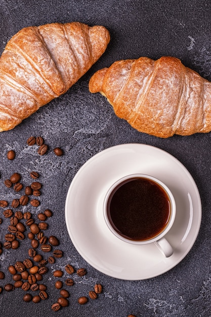 Frühstück mit frischen Croissants und Kaffee