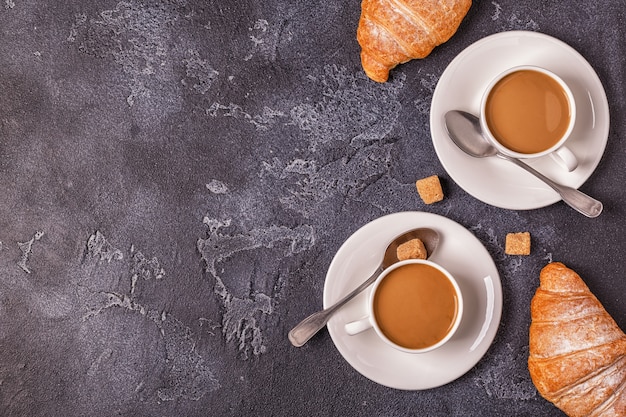 Frühstück mit frischen Croissants und Kaffee
