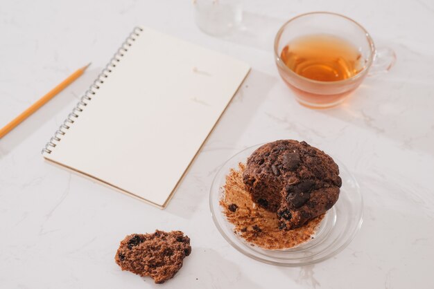 Frühstück mit frischen hausgemachten leckeren Muffins und Tee.