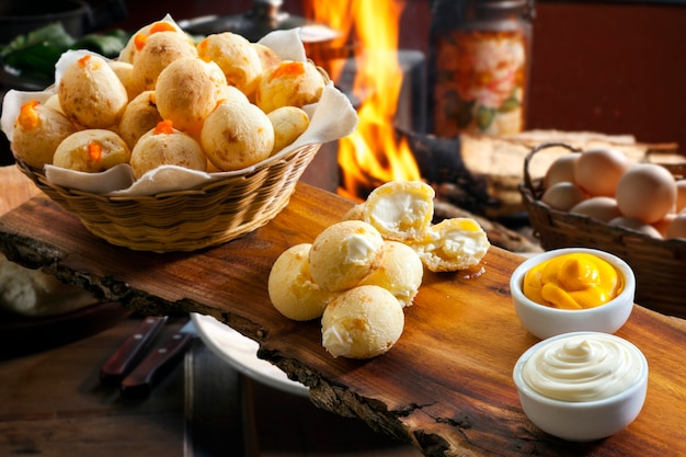 Frühstück mit gefülltem Käsebrot, Pao de Queijo