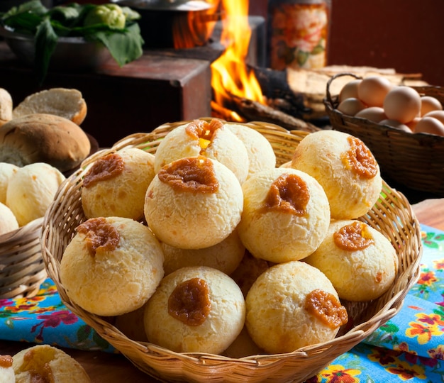 Frühstück mit gefülltem Käsebrot, Pao de Queijo