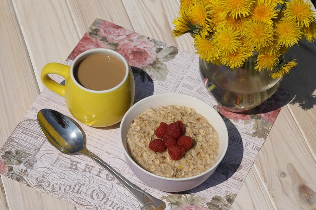 Frühstück mit Haferbrei mit Himbeere und Kaffee