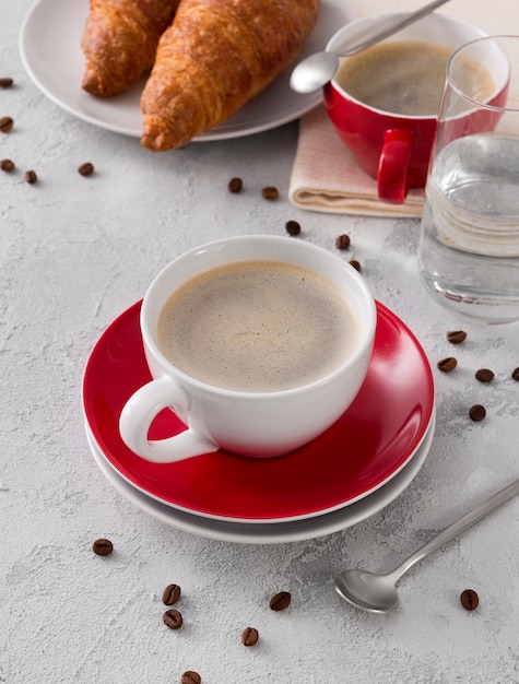 Frühstück mit heißem leckerem Kaffee und Croissants