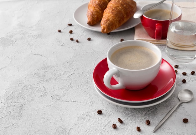 Frühstück mit heißem leckerem Kaffee und Croissants
