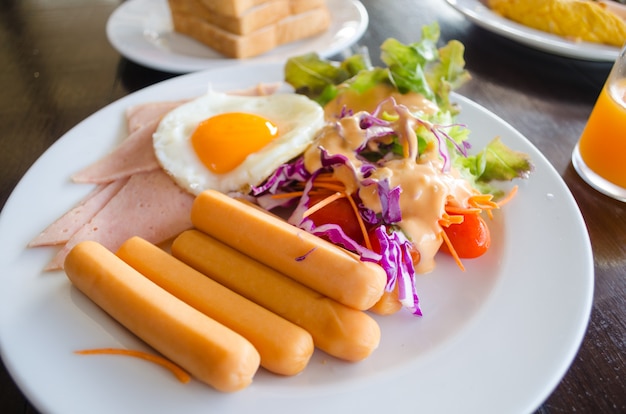 Frühstück mit Hotdog Spiegelei und Salat