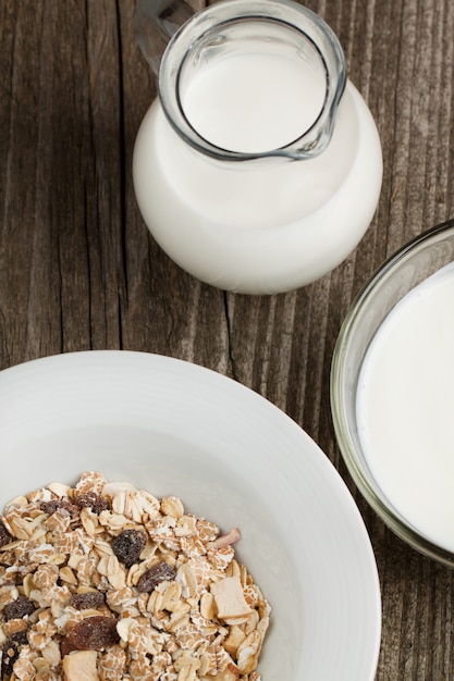 Frühstück mit Joghurt und Müsli