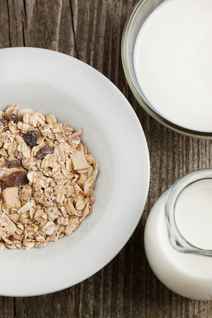 Frühstück mit joghurt und müsli