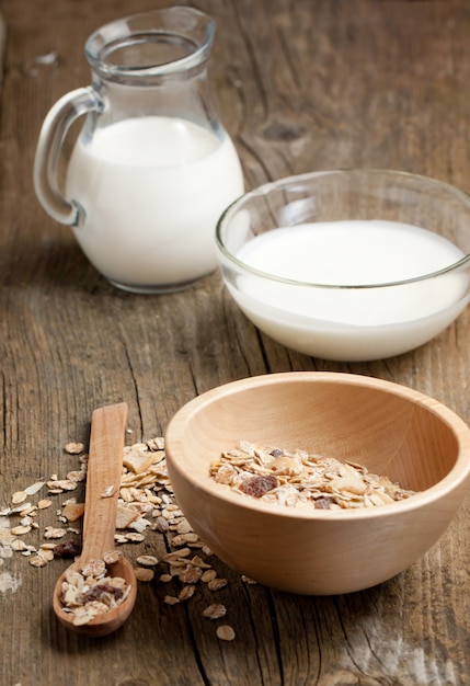 Frühstück mit Joghurt und Müsli