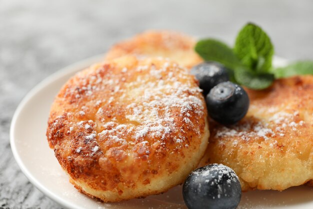 Frühstück mit Käsepfannkuchen auf grauer Oberfläche