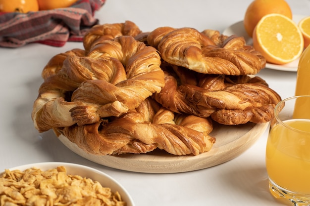 Frühstück mit Kaffee, Gebäck, Saft und Müsli