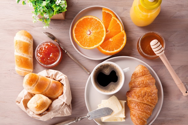 Frühstück mit Kaffee, Orangensaft und Hörnchen. Draufsicht