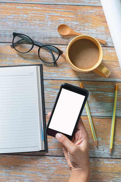 Frühstück mit Kaffee und Brot auf dem Tisch mit dem TelefonFoto von frisch gebackenem