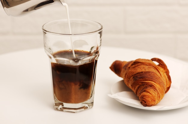 Frühstück mit Kaffee und Croissant