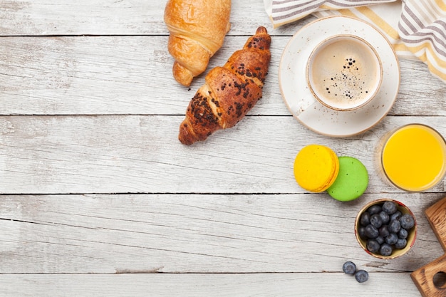 Frühstück mit Kaffee und Croissant