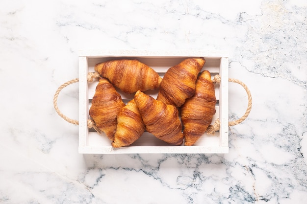 Frühstück mit Kaffee und Croissants, Draufsicht