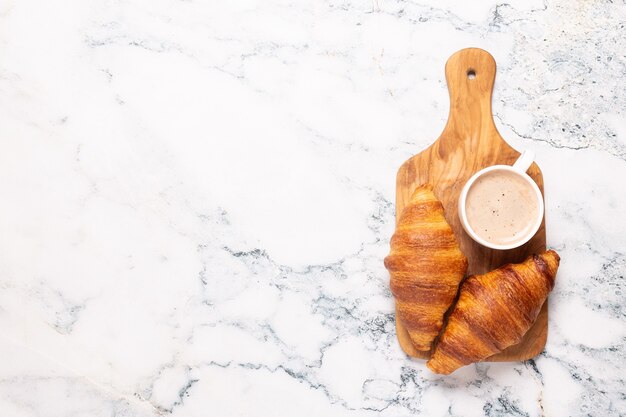 Frühstück mit Kaffee und Croissants, Draufsicht