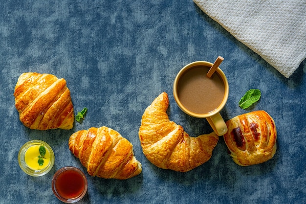 Frühstück mit Kaffee und Croissants selektiver Fokus