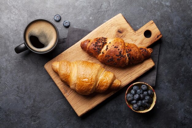 Frühstück mit Kaffee und Croissants