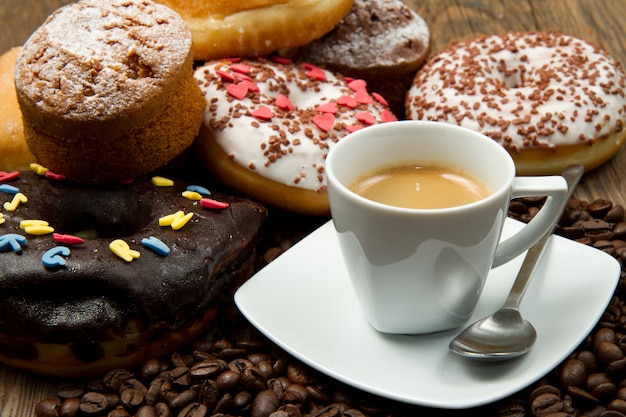 Frühstück mit Kaffee und Donuts