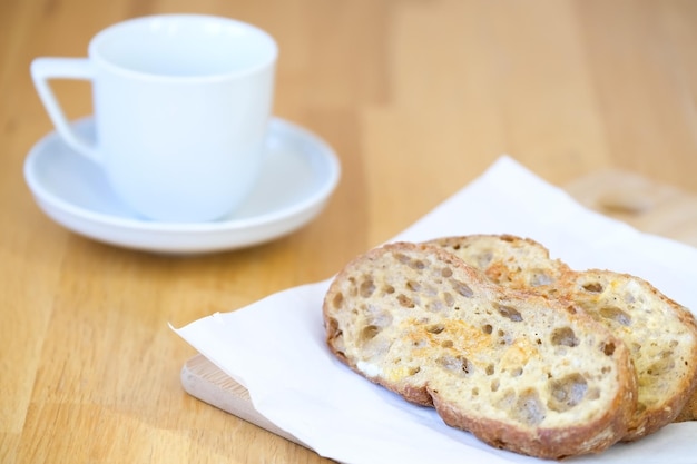 Frühstück mit Kaffee und frittiertem Brot