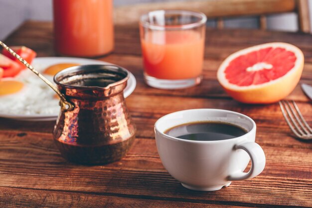 Foto frühstück mit kaffee und spiegeleiern