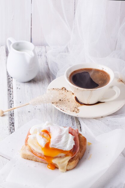 Frühstück mit Kaffee und Toast mit Käse und Ei