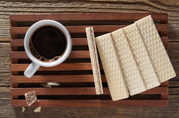 Frühstück mit Kaffee und Waffeln