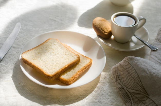 Frühstück mit Kaffeebonbons und Toast