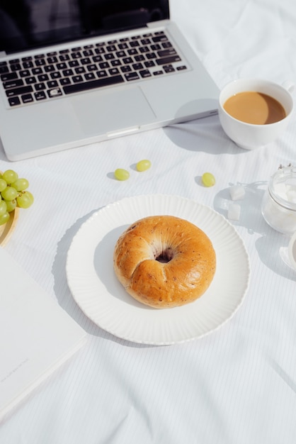 Frühstück mit Kaffeebrot und Obst