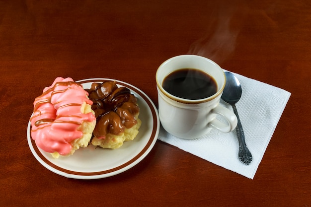 Frühstück mit Kaffeespenden und Croissants.
