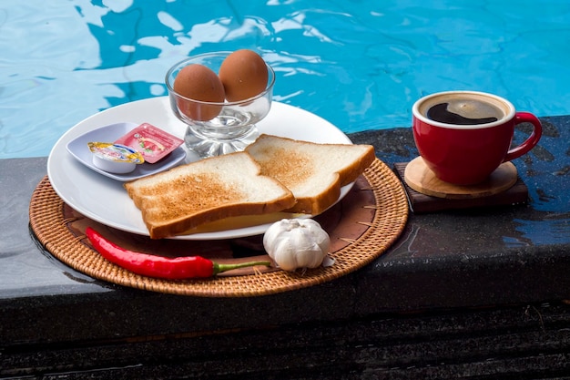Frühstück mit Meerblick auf Bali
