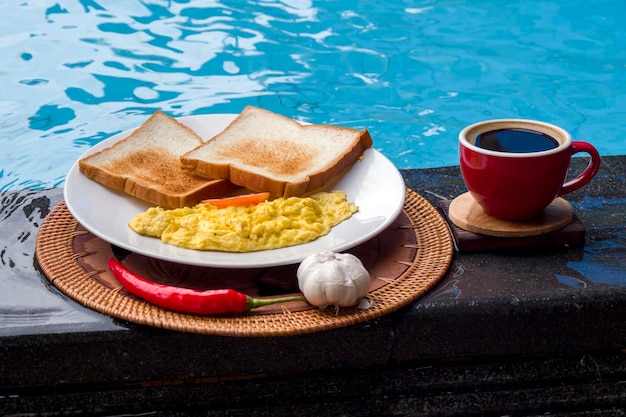 Frühstück mit Meerblick auf Bali