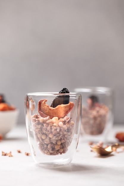 Frühstück mit Müsli in transparentem Glas