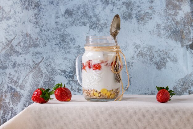 Frühstück mit Müsli und Joghurt