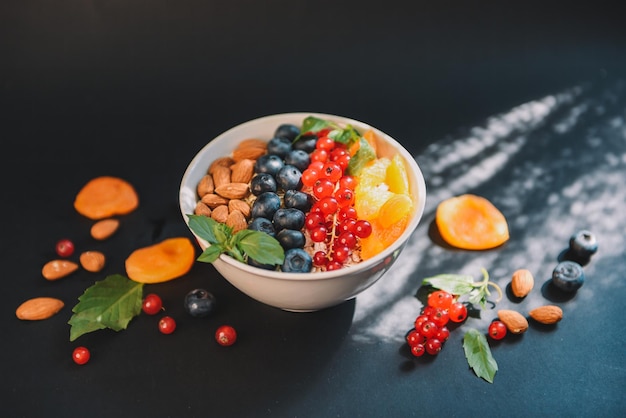 Frühstück mit Nudeln als Restauranthintergrund