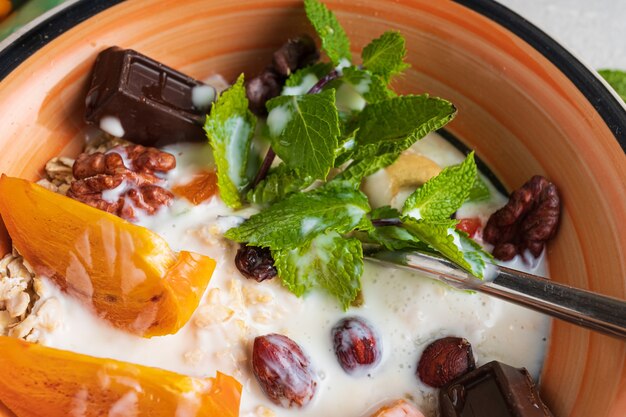 Frühstück mit Obst und Haferflocken.