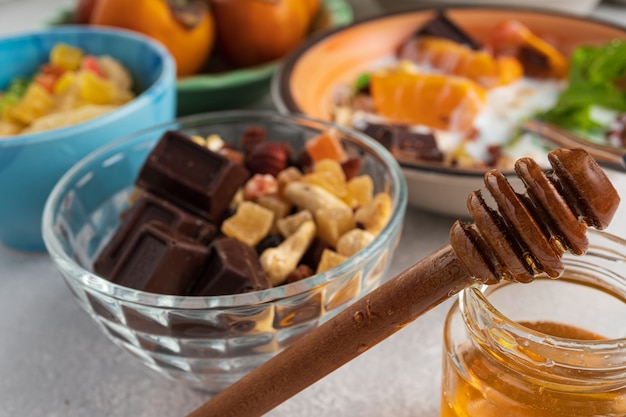 Frühstück mit Obst und Haferflocken.