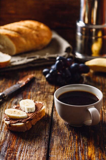 Frühstück mit Obstsandwich und Kaffee.