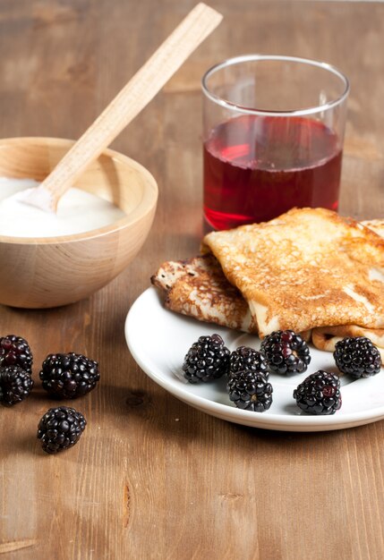 Frühstück mit Pfannkuchen, Joghurt und Brombeeren