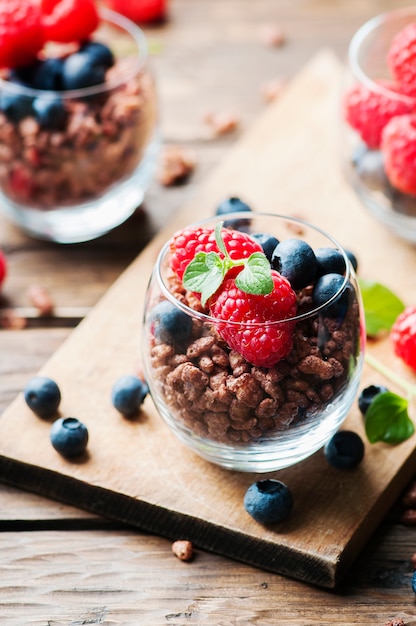 Frühstück mit Puffreis und Beeren