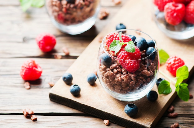 Frühstück mit Puffreis und Beeren