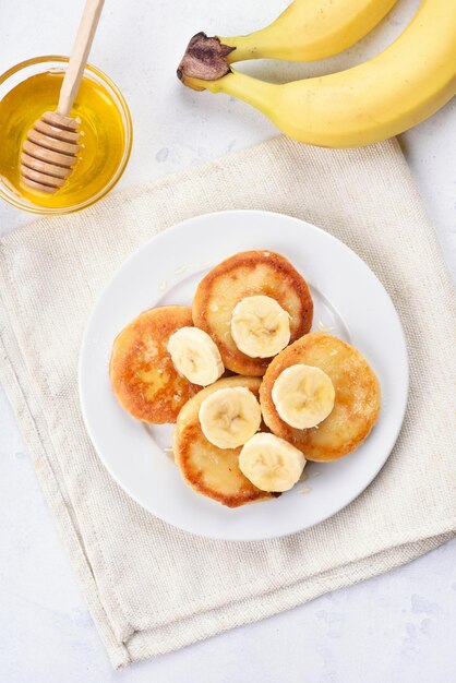 Frühstück mit Quark-Käse-Pancakes von oben