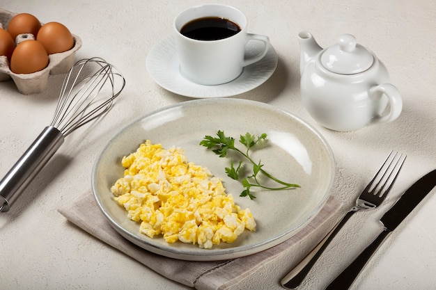 Frühstück mit Rührei auf dem Tisch