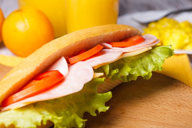 Frühstück mit Sandwich, Orangensaft und Rührei