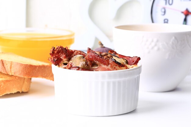 Frühstück mit Speck und Käse, Toast, Honig und Orangensaft